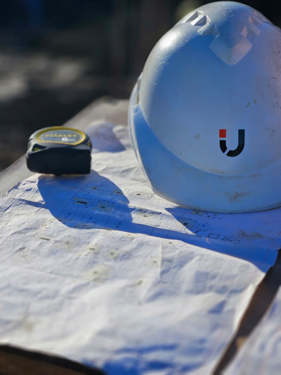 Casco y plano de obra de Urpi Construcciones